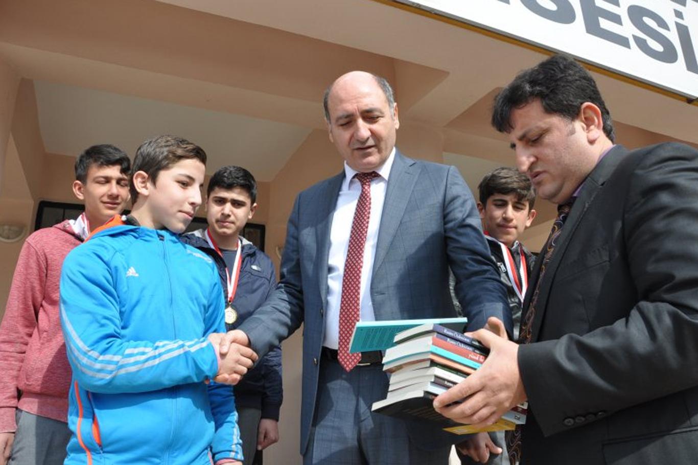 'Dost Kitaplar ve Dost Öğrenciler Projesi' ödülleri verildi 'Dost Kitaplar ve Dost Öğrenciler Projesi' ödülleri verildi